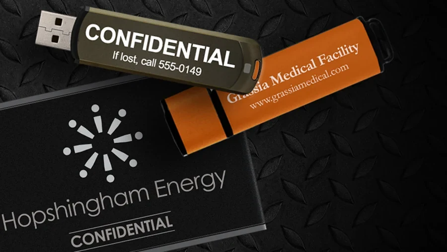 أجهزة Kanguru Defender مطبوع ومنقوش عليها عبارة CONFIDENTIAL ورقم هاتف لإعادة الجهاز وشعارات شركات