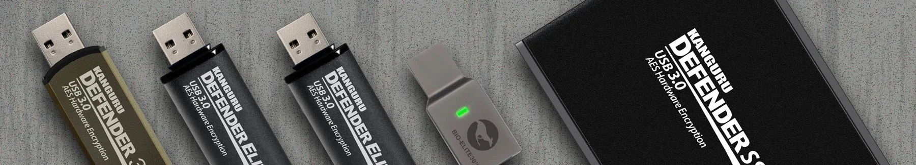 أقراص Kanguru Defender في صف: Defender 3000، وقرصا فلاش ميموري من فئة Defender Elite، وقرص Bio-Elite30 ببصمة الإصبع، وقرص Defender SSD