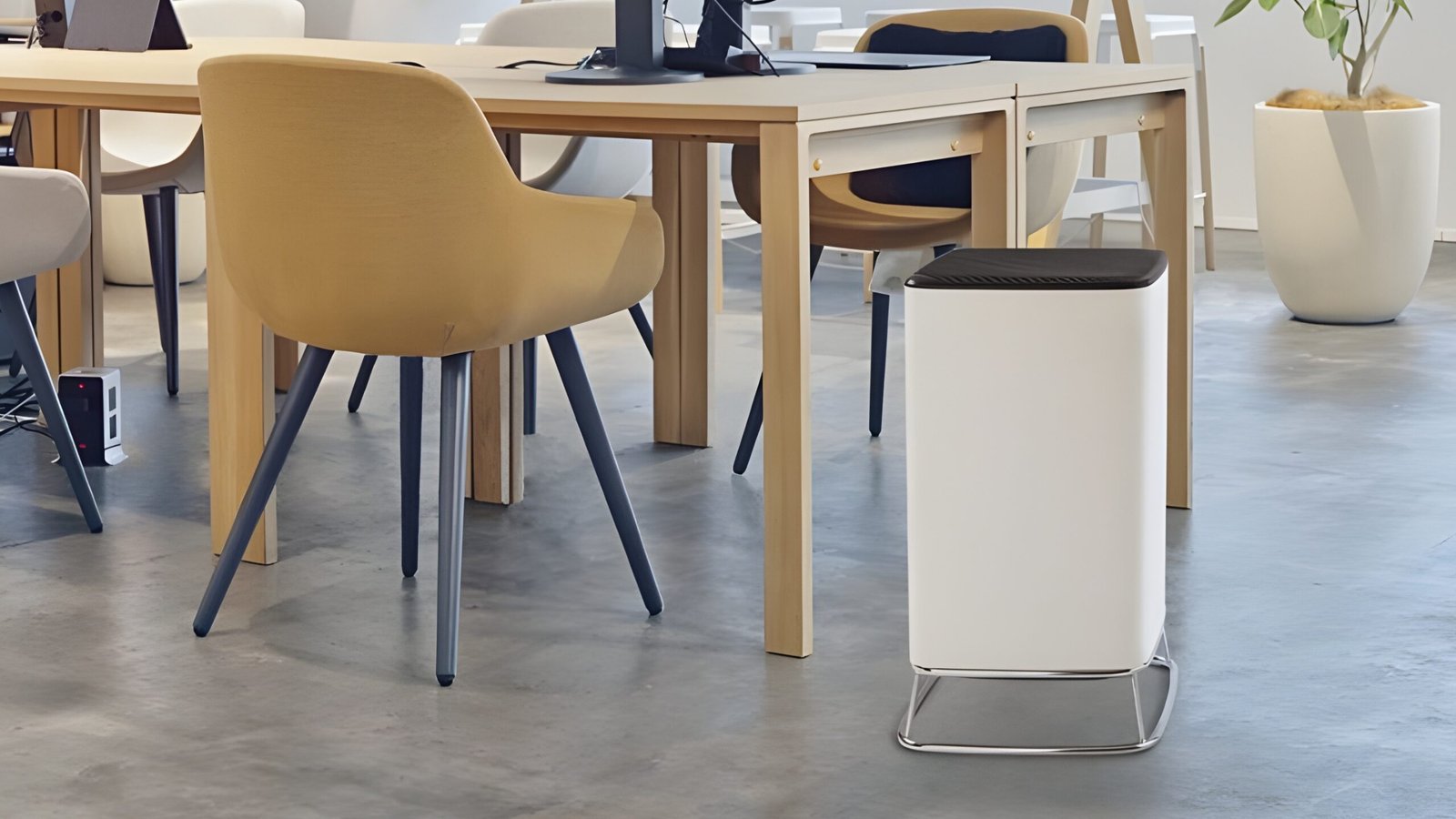 Agentis Air Brio purifier in a workspace